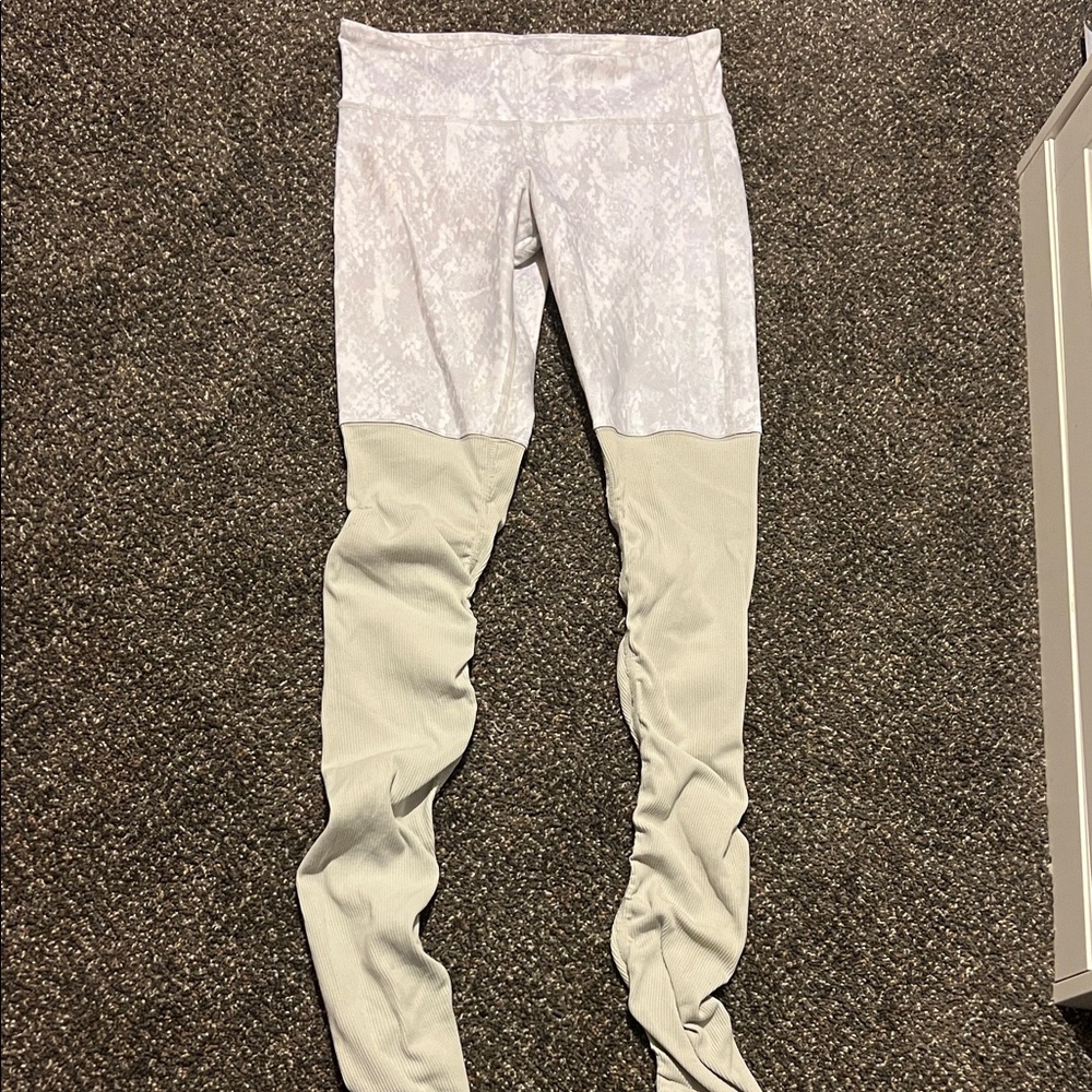 ALO Yoga White and Gray Patterned Sweatshirt